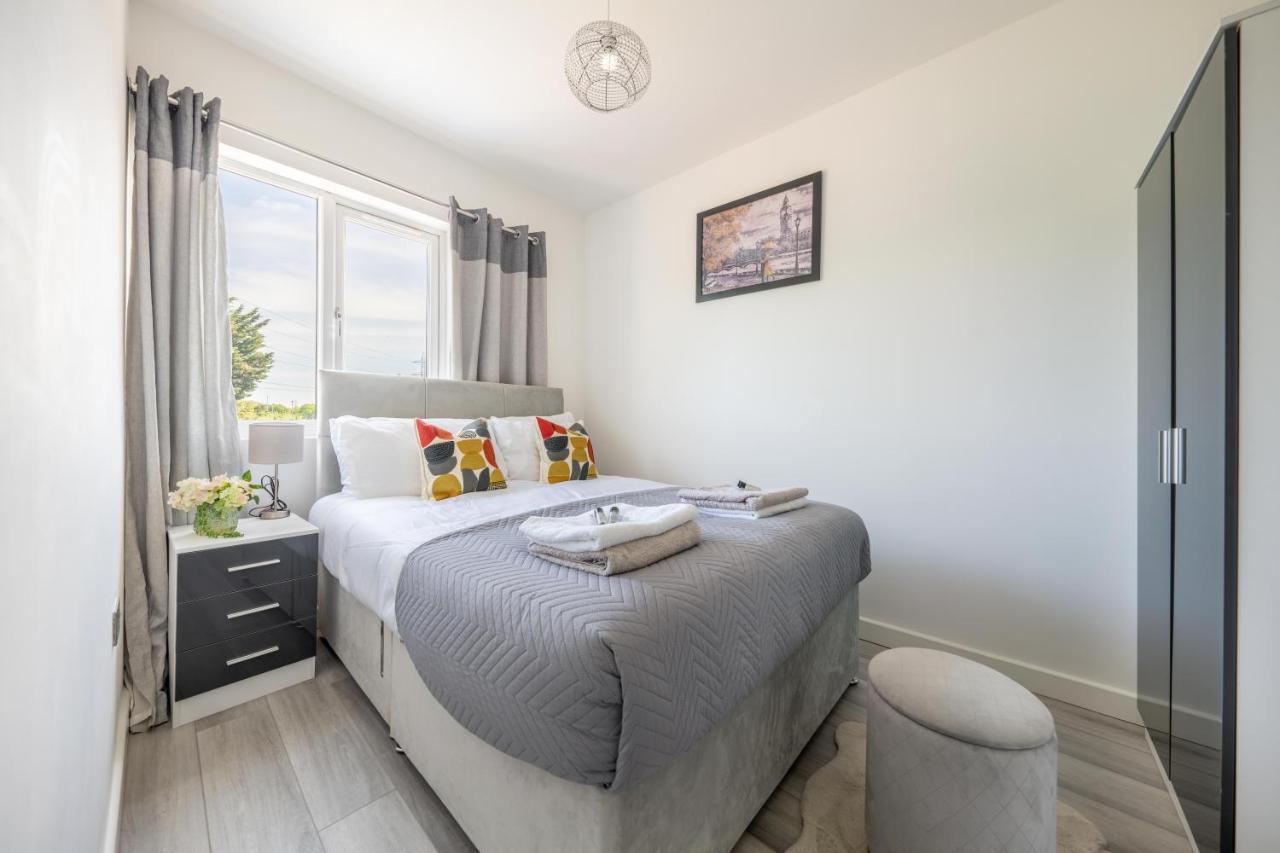 Ash View Place 4 -Heathrow - Thorpe Park - Free Parking Staines-upon-Thames Exterior photo