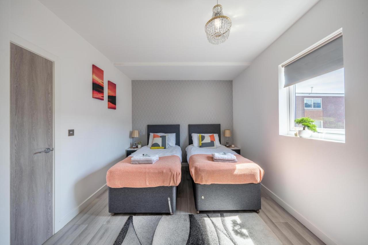 Ash View Place 4 -Heathrow - Thorpe Park - Free Parking Staines-upon-Thames Exterior photo