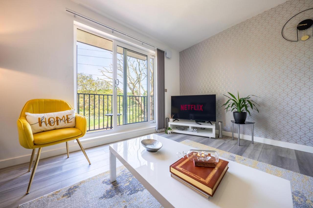 Ash View Place 4 -Heathrow - Thorpe Park - Free Parking Staines-upon-Thames Exterior photo