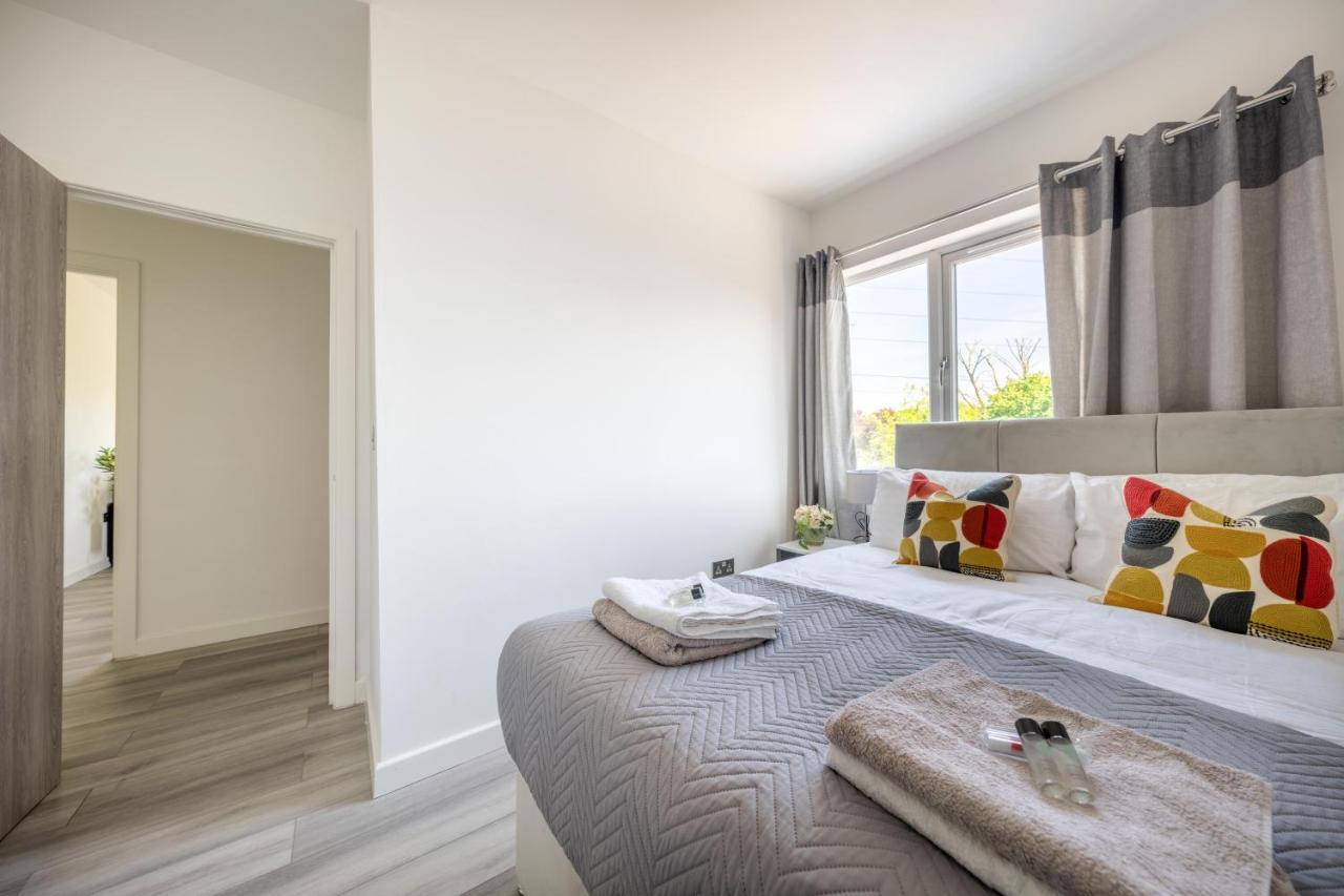 Ash View Place 4 -Heathrow - Thorpe Park - Free Parking Staines-upon-Thames Exterior photo