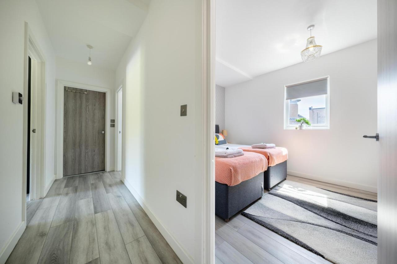 Ash View Place 4 -Heathrow - Thorpe Park - Free Parking Staines-upon-Thames Exterior photo