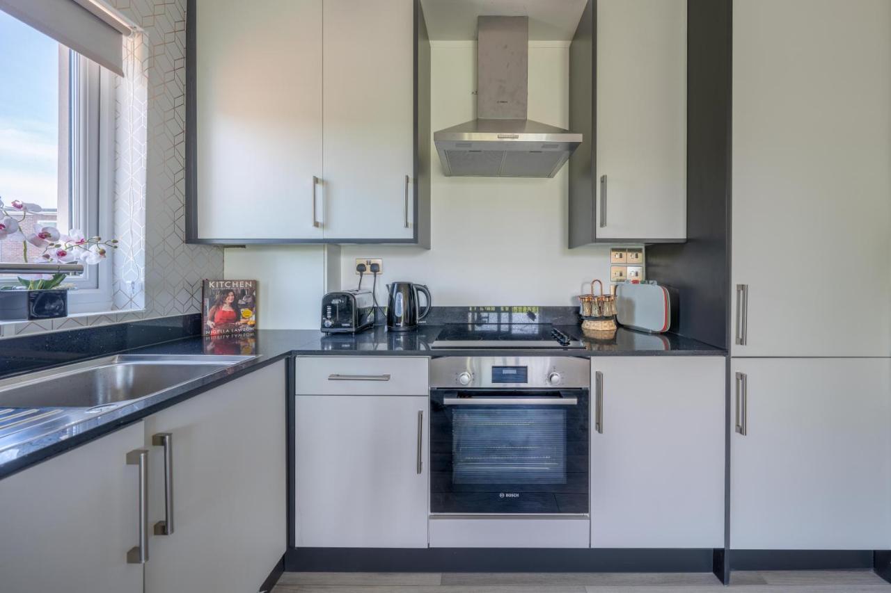 Ash View Place 4 -Heathrow - Thorpe Park - Free Parking Staines-upon-Thames Exterior photo